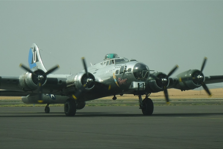 ［Ayu様］  EVERLEIGH BOMBER Restored WWII bombers arrive at Walla Walla Regional Airport